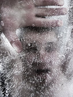 http://kulturszalon.hu/sites/default/files/field/image/154016-stock-photo-winter-cold-death-ice-fear-frost.jpg