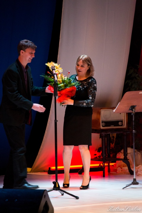 27 A szervező, Gáll Róbert virággal ajándékozta meg a művésznőt