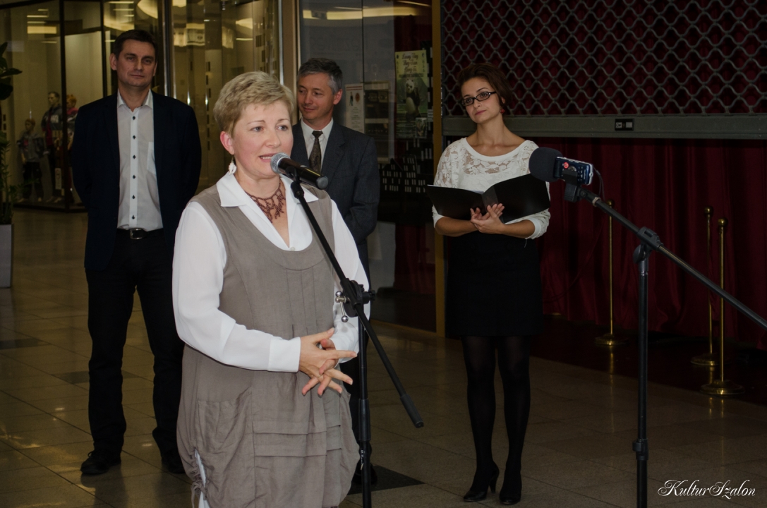 Orémusz Maja beszéde közben a háttérben Nyéki Zsolt, Orémusz József és Munkácsi Anita